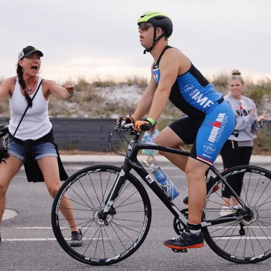 Chris Nikic, avant de passer du vélo à la course lors de l'Ironman de Floride. [Ironman/Handout via Reuters]