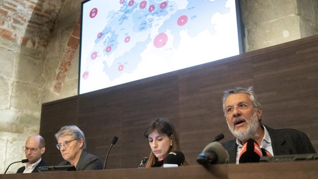 De gauche à droite, le directeur general du CHUV Philippe Eckert, la conseillere d'Etat vaudoise Beatrice Metraux, la conseillere d'Etat vaudoise Rebecca Ruiz et le medecin cantonal vaudois Karim Boubaker, lors d'une conférence de presse donnée jeudi à 13h30 à Lausanne [Keystone - Laurent Gillieron]