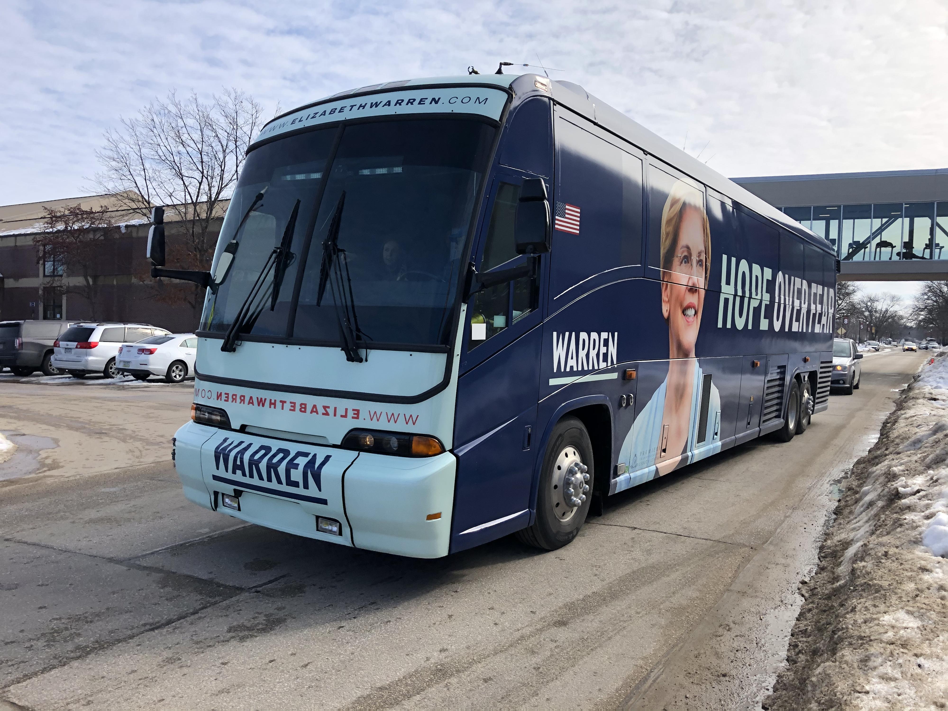 Le bus de campagne d'Elizabeth Warren, candidate démocrate à la présidentielle américaine, arrive en Iowa. [RTS - Raphael Grand]
