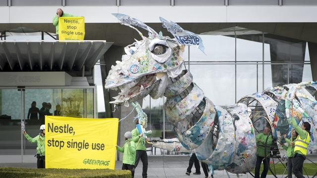 Nestlé veut réduire son usage du plastique. [Keystone - Laurent Gillieron]