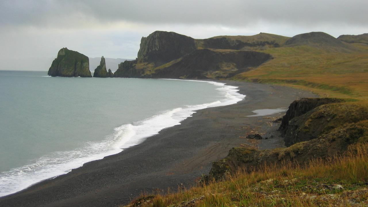 La côte de Saint-Mathieu dans la mer de Béring en Alaska. [Crew and Officers of NOAA Ship MILLER FREEMAN]