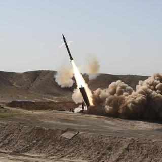 Tir d'un missile iranien lors de manoeuvre militaires en 2009. [Keystone - Raouf Mohseni]