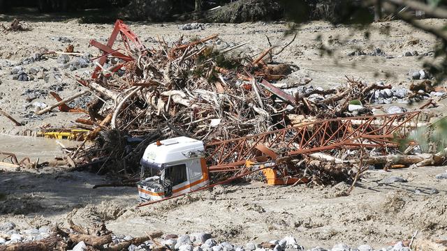 Un camion emporté par la crue de la rivière Vésubie à Roquebillière (F) dans les Alpes-Maritimes le 3 octobre 2020. [Keystone - EPA/SEBASTIEN NOGIER]