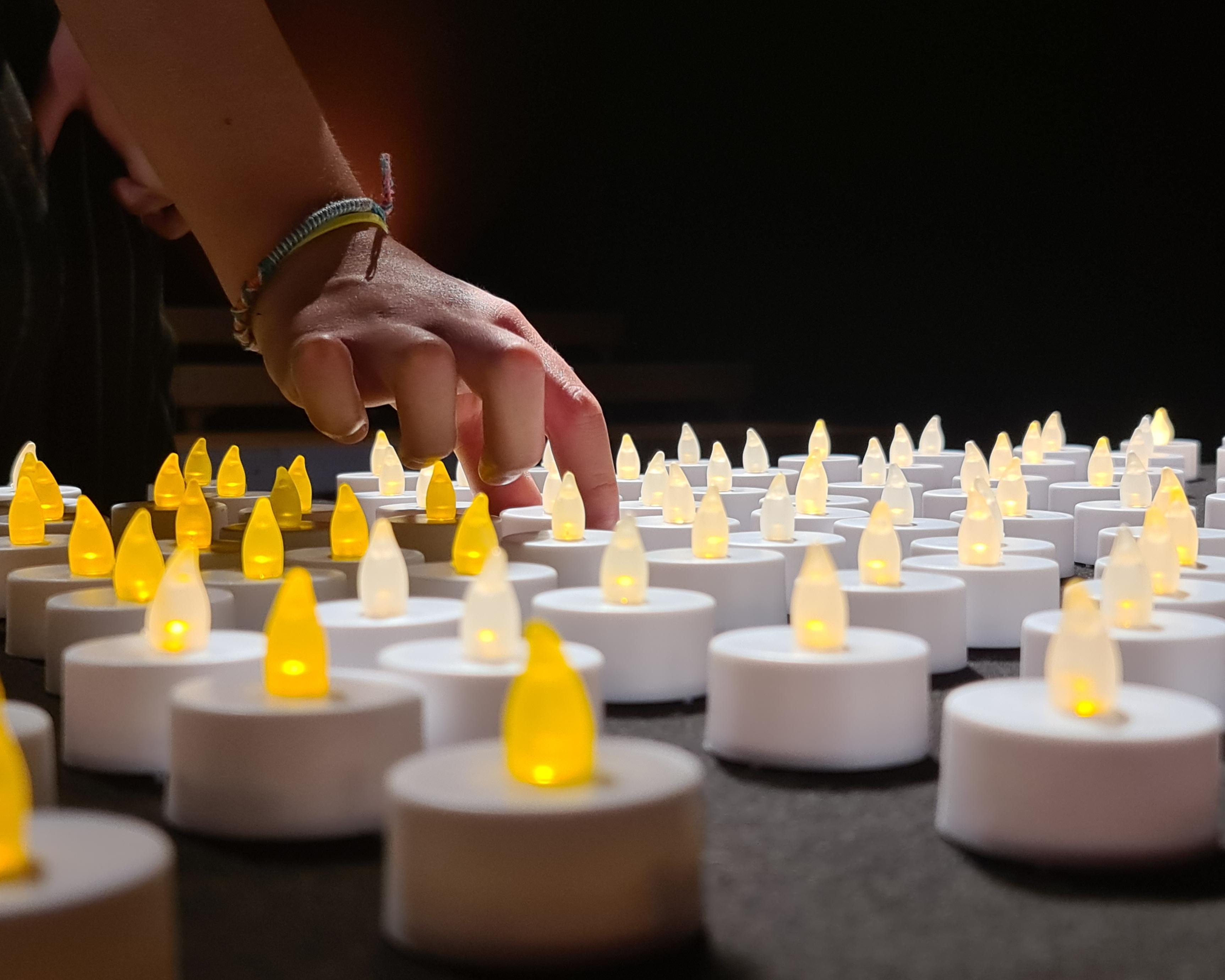 253 petites bougies ont été allumées à la mémoire des 253 personnes décédées dans le canton de Neuchâtel lors du semi-confinement. [DR - Katja Bitsch]