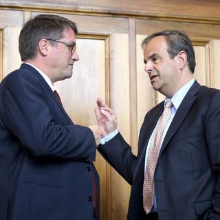 Les présidents du PS Christian Levrat (gauche) et du PDC Gerhard Pfister (droite), à Berrne en 2019. [Keystone - Anthony Anex]