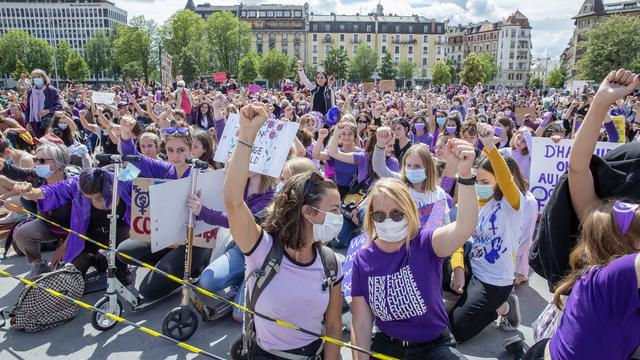 Un sitting a eu lieu sur la Plaine de Plainpalais a Genève , a l'occasion de la Grève féministe, le dimanche 14 juin 2020 (image d'illustration). [Keystone - Magali Girardin]