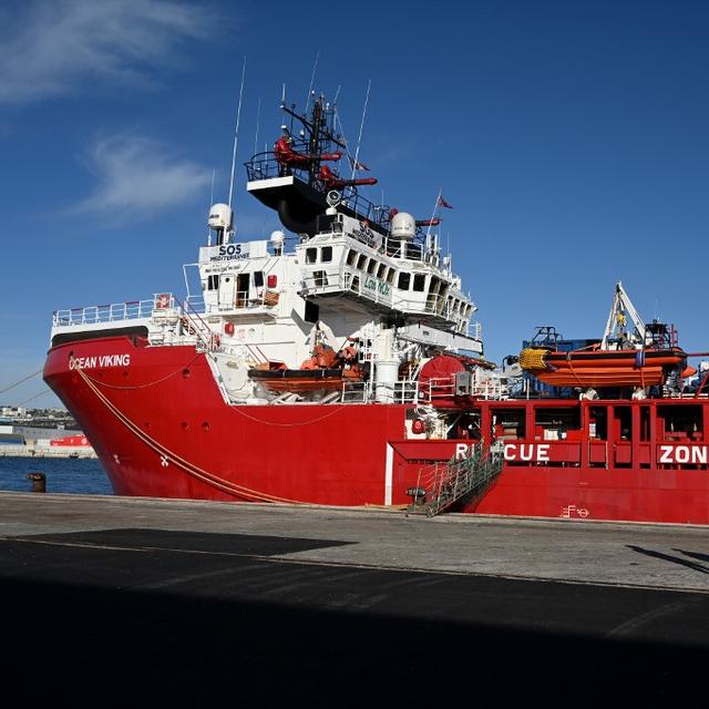 Bloqué pendant cinq mois en Sicile par les autorités italiennes, l'Ocean Viking, le navire de l'organisation, est en ce moment à Marseille pour y être ravitaillé. [AFP - NICOLAS TUCAT]