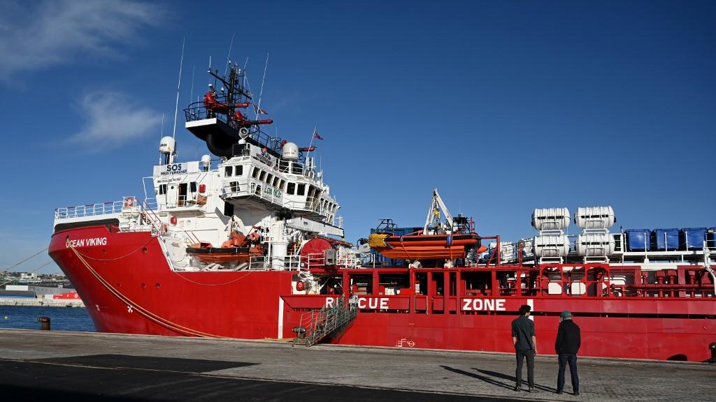 Bloqué pendant cinq mois en Sicile par les autorités italiennes, l'Ocean Viking, le navire de l'organisation, est en ce moment à Marseille pour y être ravitaillé. [AFP - NICOLAS TUCAT]