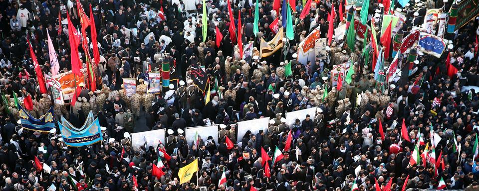 Des habitants de Téhéran participent au cortège en hommage au général Soleimani. [West Asia News Agency/Reuters - Nazanin Tabatabaee]