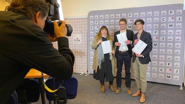 Sébastien Schorderet de la RTS (centre) est le meilleur jeune journaliste 2020. [RTS - Miguel Bao]