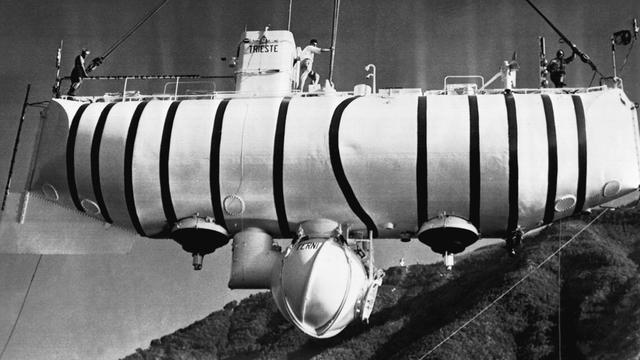 Le "Trieste", le bathyscaphe conçu par les Suisses Auguste et Jacques Piccard, photographié le 23 janvier 1960. [Keystone - Photopress-archiv/str]