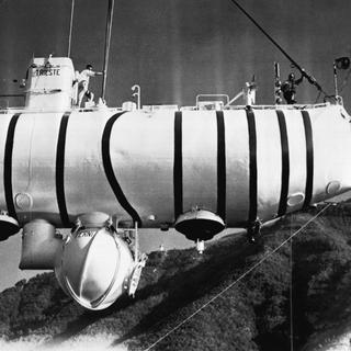 Le "Trieste", le bathyscaphe conçu par les Suisses Auguste et Jacques Piccard, photographié le 23 janvier 1960. [Keystone - Photopress-archiv/str]