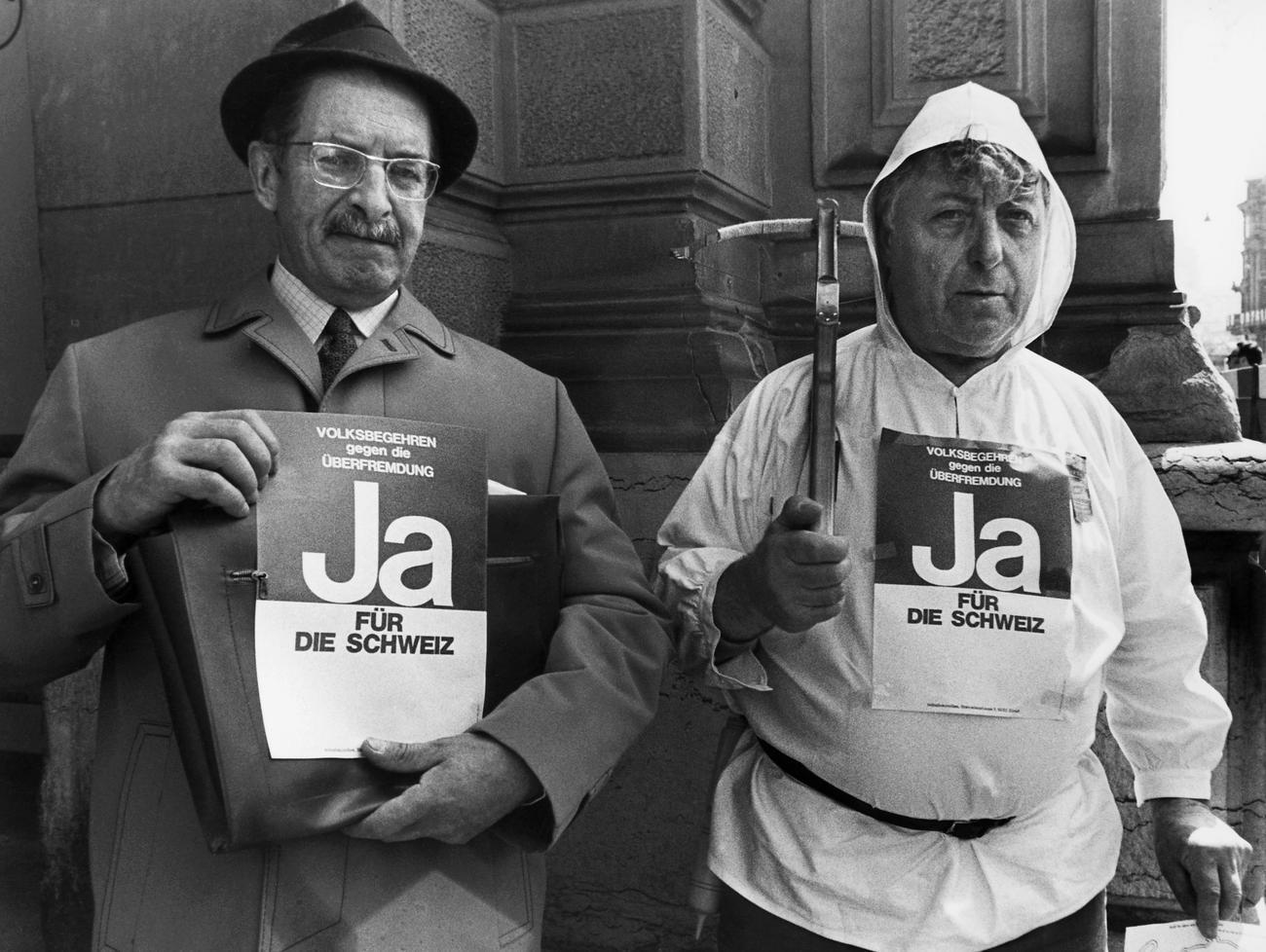 Deux militants de l'initiative "Schwarzenbach" en 1970. [Keystone - Archiv]
