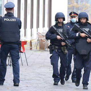 Après la fusillade de Vienne la presse alémanique évoque le risque d'attentat en Suisse. [Keystone - Herbert Pfarrhofer - APA]