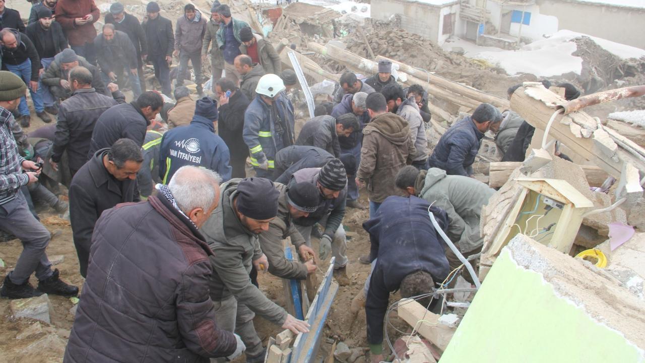 Des habitants du district de Baskale, province de Van, en Turquie, recherchent des survivants après un séisme de magnitude 5,7. [afp/anadolu agency - Zafer Tayfur]