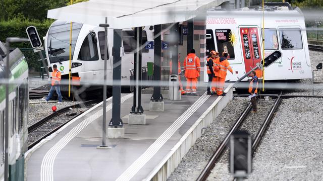 La rame du Lausanne-Echallens-Bercher qui a déraillé en gare d'Echallens. [Keystone - Laurent Gillieron]