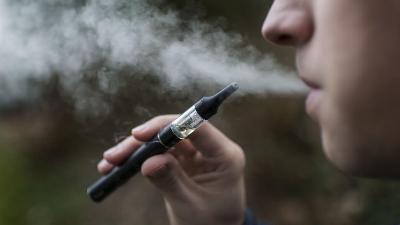 La vente de cigarettes électroniques aux moins de 18 ans sera désormais interdites. [KEYSTONE/Christian Beutler]