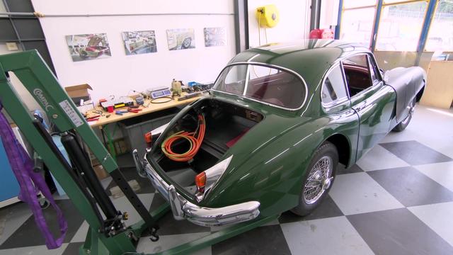 Une Jaguar verte en pleine transformation par la Manufaktur Marton. [RTS]