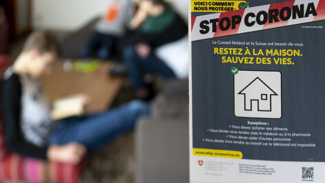 Une affiche de prévention contre le Covid-19 en Suisse. [Keystone - Laurent Gillieron]