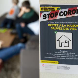 Une affiche de prévention contre le Covid-19 en Suisse. [Keystone - Laurent Gillieron]