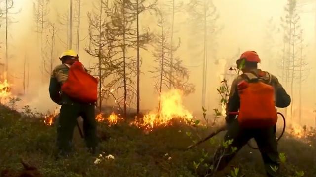 Les pompiers combattent le feu en Iakoutie, 02.07.2020. [AP/Keystone - RU-RTR Russian Television]