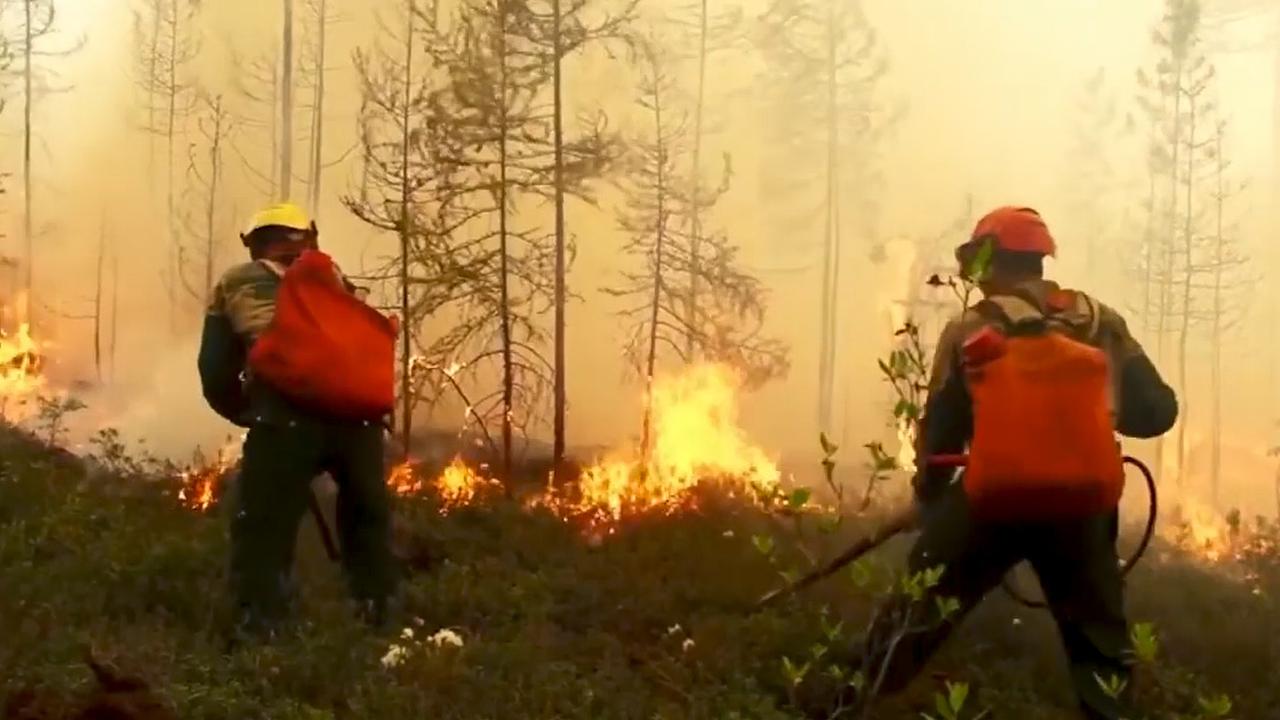 Les pompiers combattent le feu en Iakoutie, 02.07.2020. [AP/Keystone - RU-RTR Russian Television]
