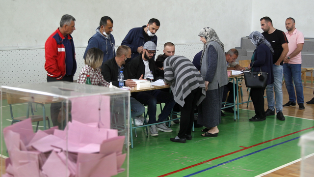 Les consignes de sécurité n'ont guère été respectées lors des élections serbes, dimanche 21.06.2020. [Djordje Savic]