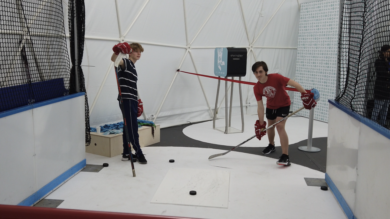 Un des ateliers du programme "Health for performance" permet de mesurer la vitesse d'un tir en hockey sur glace. [RTSinfo - Pauline Turuban]