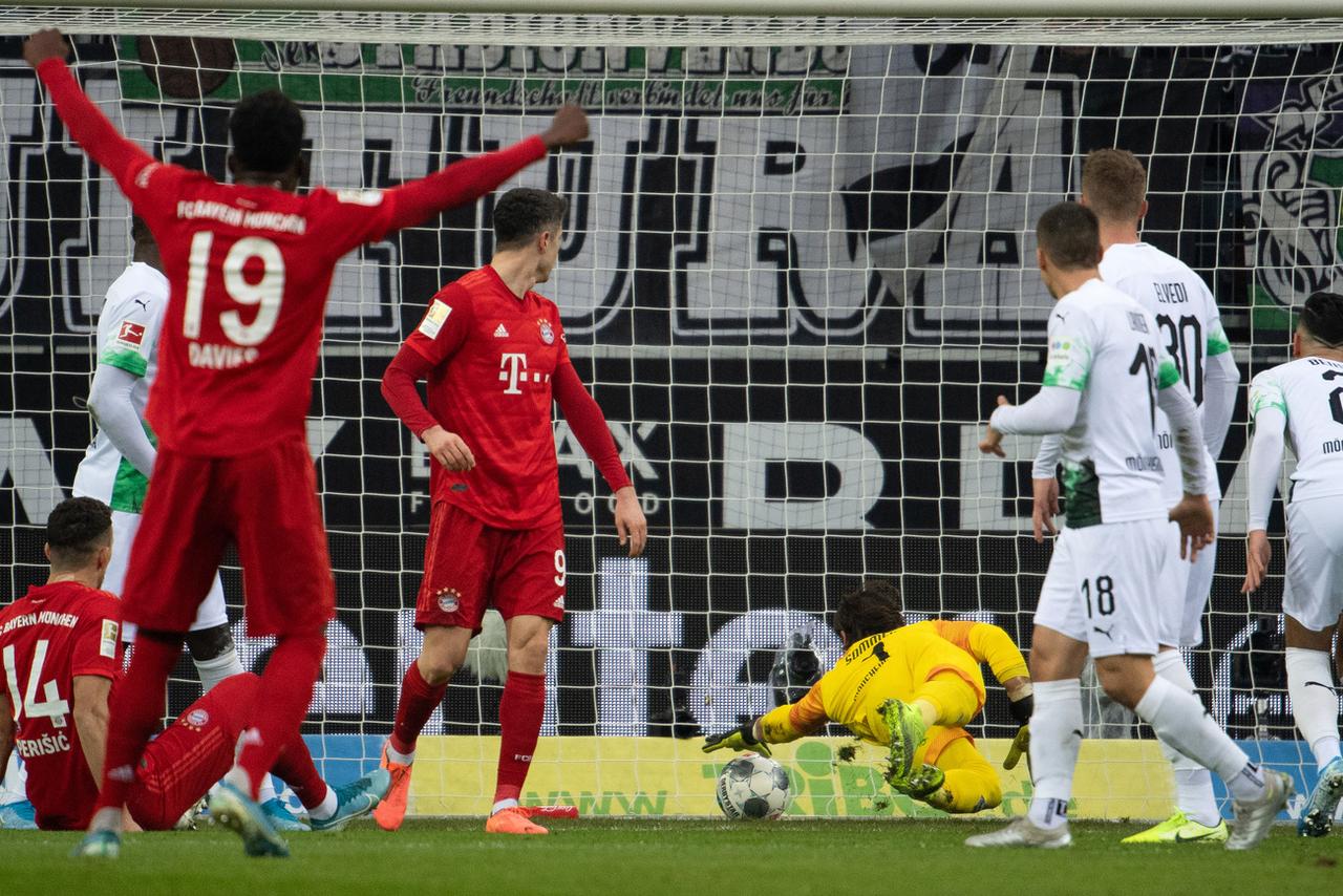 L'exact moment de l'arrêt de Sommer contre le Bayern. [Keystone - Federico Gambarini]