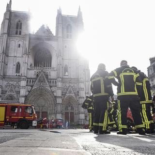 L'incendie a nécessité l'intervention d'une centaine de pompiers. [AFP - Sébastien Salom-Gomis]