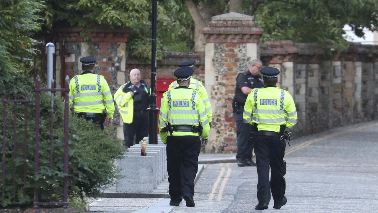 La police arrive au parc Forbury Gardens dans la ville de Reading, à l'ouest de Londres, pour mettre en place un périmètre de sécurité. [Steve Parsons]