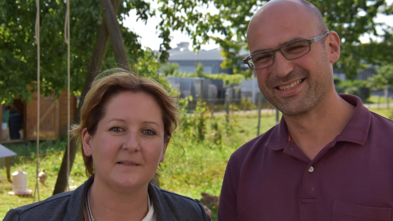 Céline Robert-Charrue Linder et Vincent Archibald Schmitt, les deux candidats verts au Gouvernement jurassien. [RTS - Gaël Klein]