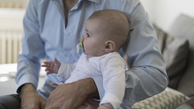 Un homme avec son fils. [Keystone - Gaëtan Bally]