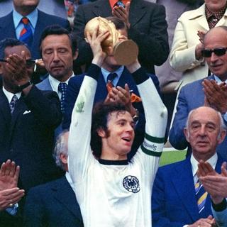 Franz Beckenbauer soulève le trophée de la Coupe du monde le 7 juillet 1974. [AP Photo/Str]