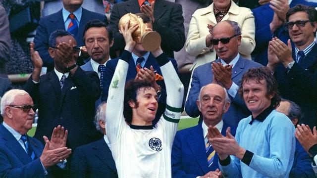 Franz Beckenbauer soulève le trophée de la Coupe du monde le 7 juillet 1974. [AP Photo/Str]