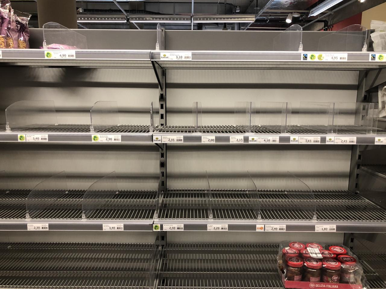 Des rayonnages vides à la Migros de La Sallaz à Lausanne. [RTS - Yoan Rithner]