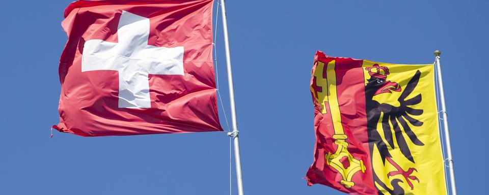 Deux drapeaux photographiés dans le ciel genevois. [Keystone - Salvatore Di Nolfi]