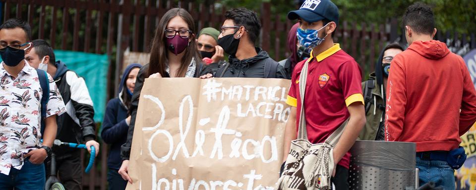 Des étudiants réclament l'abandon des taxes universitaires à Bogota, 06.07.2020. [NurPhoto/AFP - Sebastian Barros]