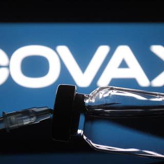 Le mécanisme Covax (Accès mondial au vaccin contre le Covid-19) mis en place par l'OMS et ses partenaires "a obtenu près de deux milliards" de doses jusqu'à présent [NurPhoto via AFP]