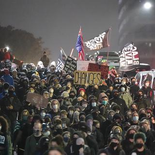 Des manifestants à Seattle le 3 novembre 2020. [Keystone/AP Photo - Ted S. Warren]