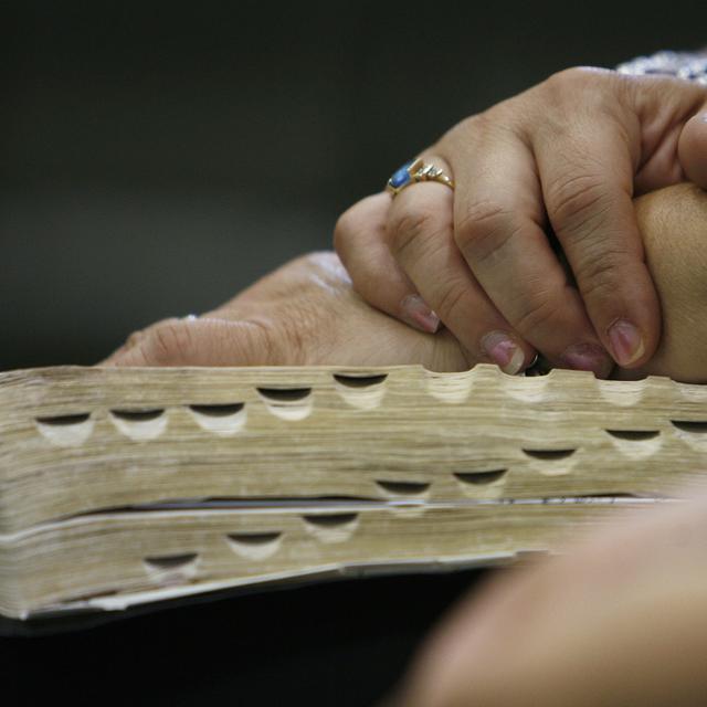 Un fidèle tient une Bible ouverte. [AP Photo/Nam Y. Huh]