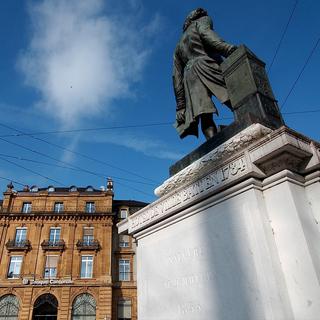 Une pétition demande le déboulonnage de la statue de David De Pury à Neuchâtel. [Keystone - Sandro Campardo]