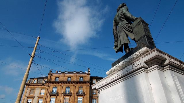 Une pétition demande le déboulonnage de la statue de David De Pury à Neuchâtel. [Keystone - Sandro Campardo]
