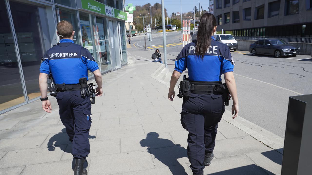 Des policiers patrouillent à Lausanne. [Keystone - Denis Balibouse]
