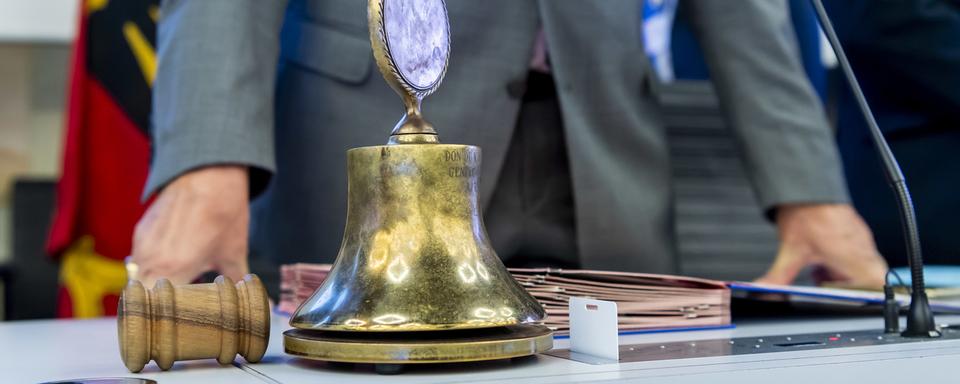 La cloche du Grand Conseil genevois, photographiée à l'occasion de la première séance dans la salle Popov, au siège de l'UIT, jeudi 30 août 2018 (image d'illustration). [Keystone - Martial Trezzini]