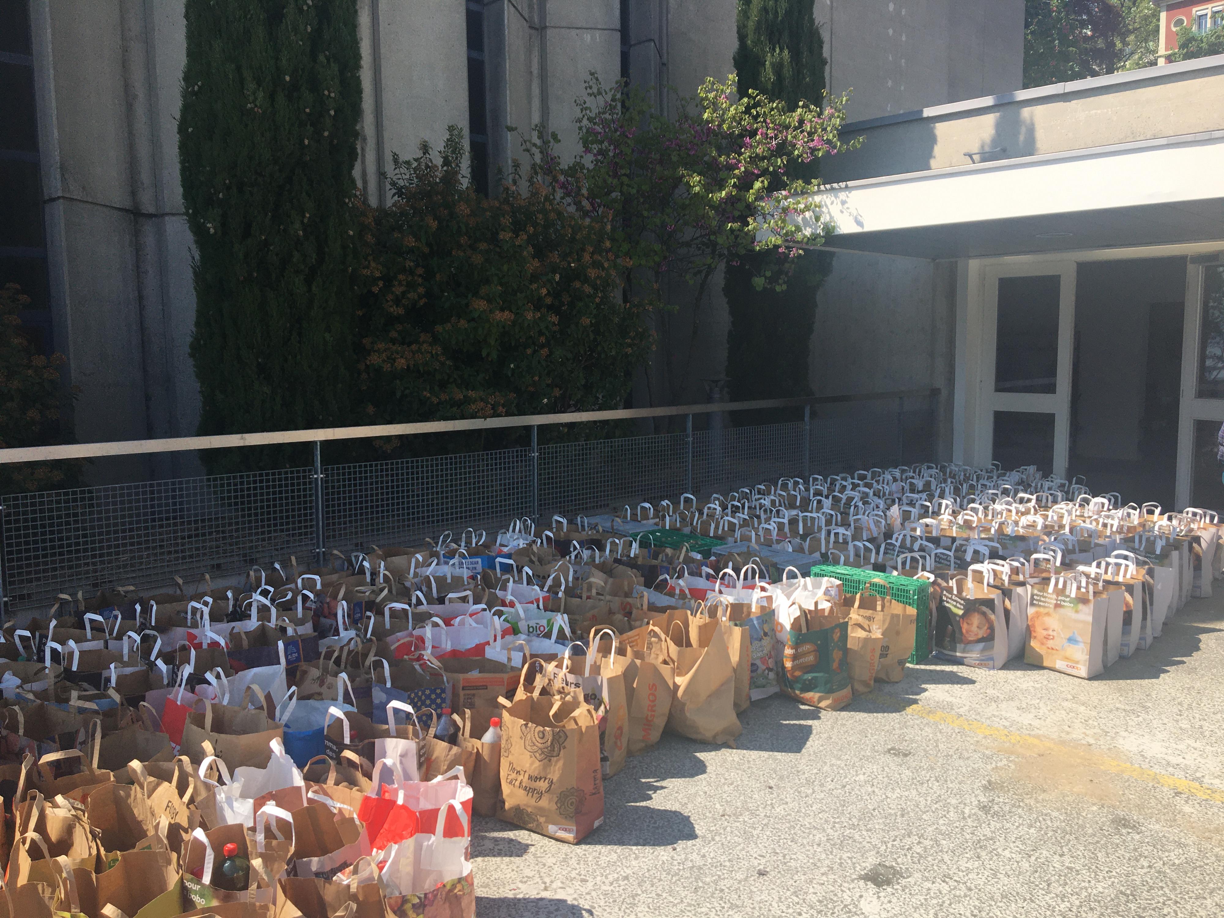Distribution de sacs de nourriture au Point d’appui à Lausanne. [RTS - Céline Fontannaz]