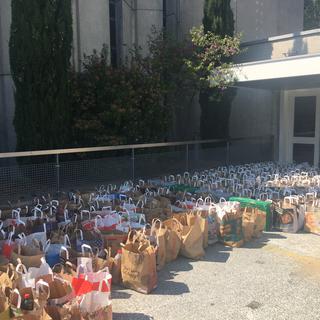 Distribution de sacs de nourriture au Point d’appui à Lausanne. [RTS - Céline Fontannaz]