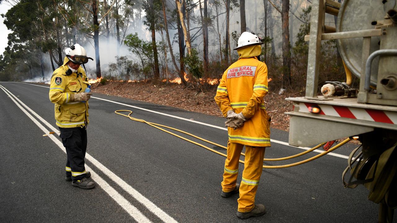 Des pompiers de Nouvelle-Galles du Sud près de Milton. [Reuters - Tracey Nearmy]