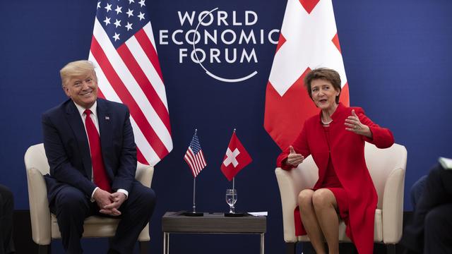 Donald Trump et Simonetta Sommaruga au World Economic Forum, le 21 janvier 2020. [Keystone/AP Photo - Evan Vucci]