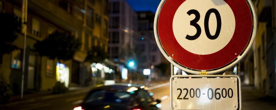 La vitesse est déjà limitée la nuit sur certaines rues à Lausanne. [Keystone - Jean-Christophe Bott]